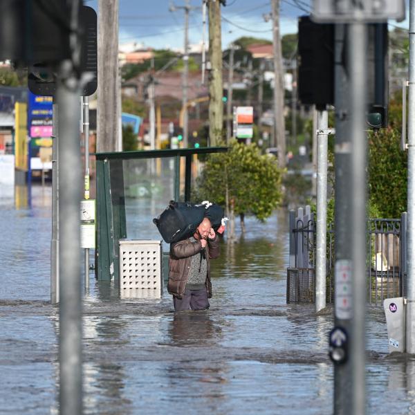 Australia, le inondazioni costringono migliaia di persone alla fuga…