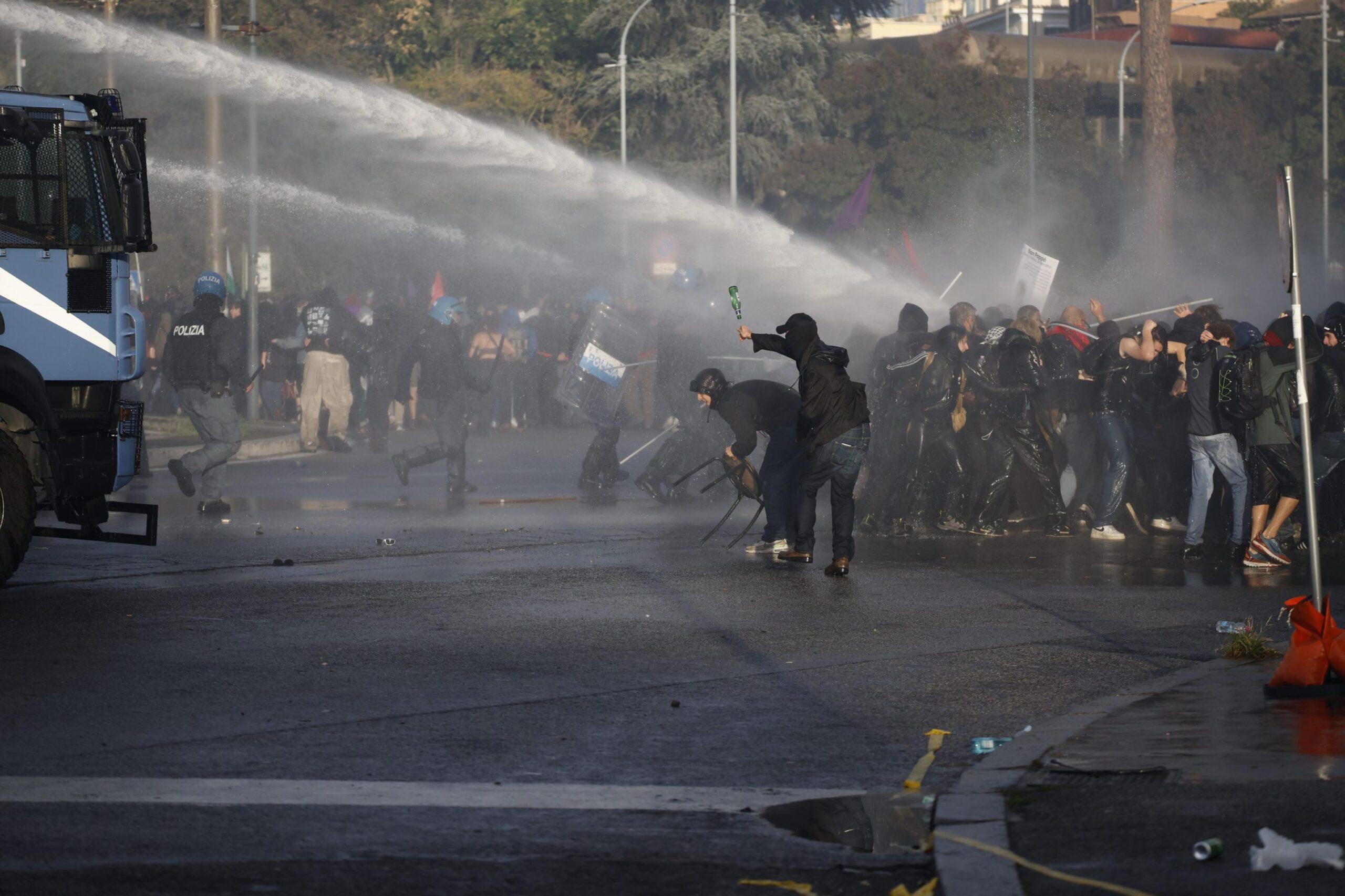 Il pomeriggio di guerriglia dei pro-Palestina a Roma, il bilancio e le immagini degli scontri: 30 agenti e 3 manifestanti feriti | VIDEO