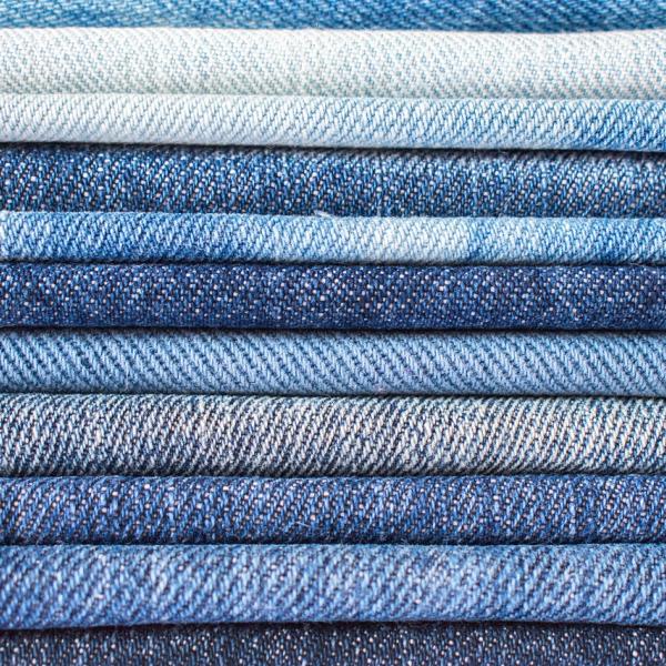 Che tessuto è il denim? Ecco perché il 2024 lo consacra come protagonista di sperimentazioni inedite