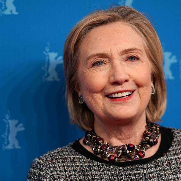 Hillary Clinton al fianco di Greta Gerwig e Margot Robbie ‘snobbate’ dagli Oscar 2024: “Siete molto più di ‘Kenough”