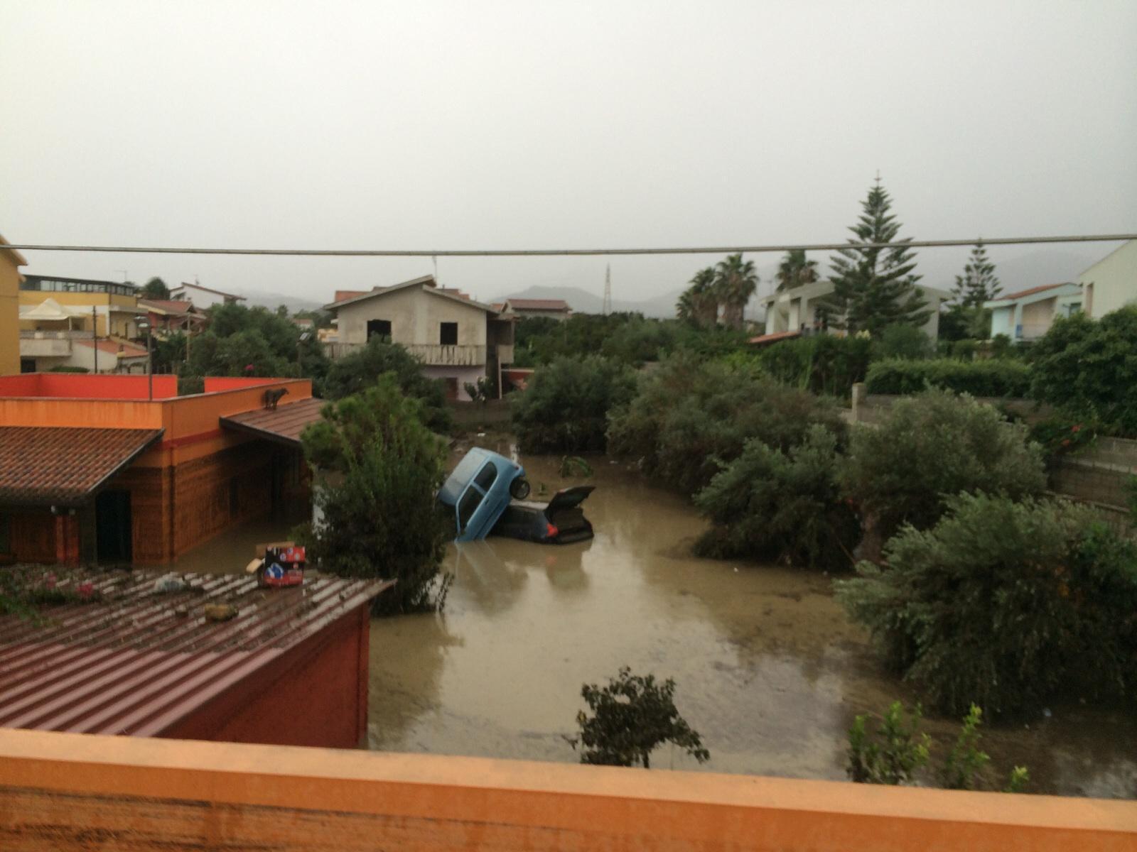 Maltempo a Barcellona: messinese con strade tra fiumi di fango e detriti