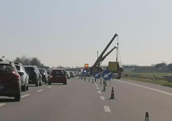 Incidente Tangenziale di Catania tra un furgone e un tir: camion si ribalta, traffico in tilt