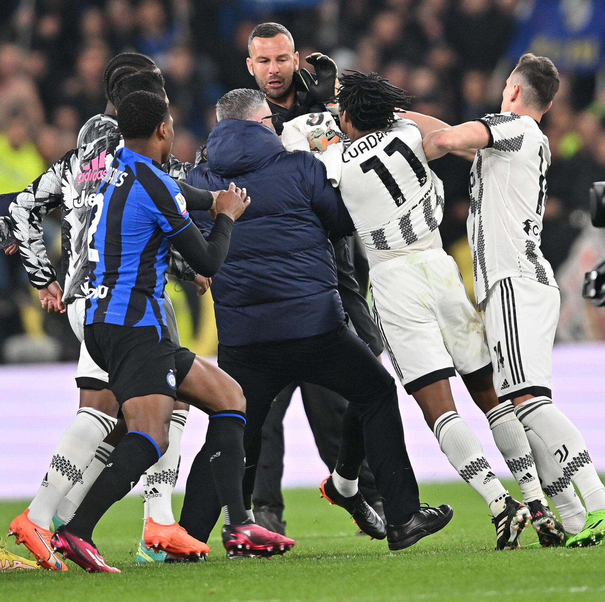 Cuadrado contro Handanovic i video della rissa in Juventus-Inter