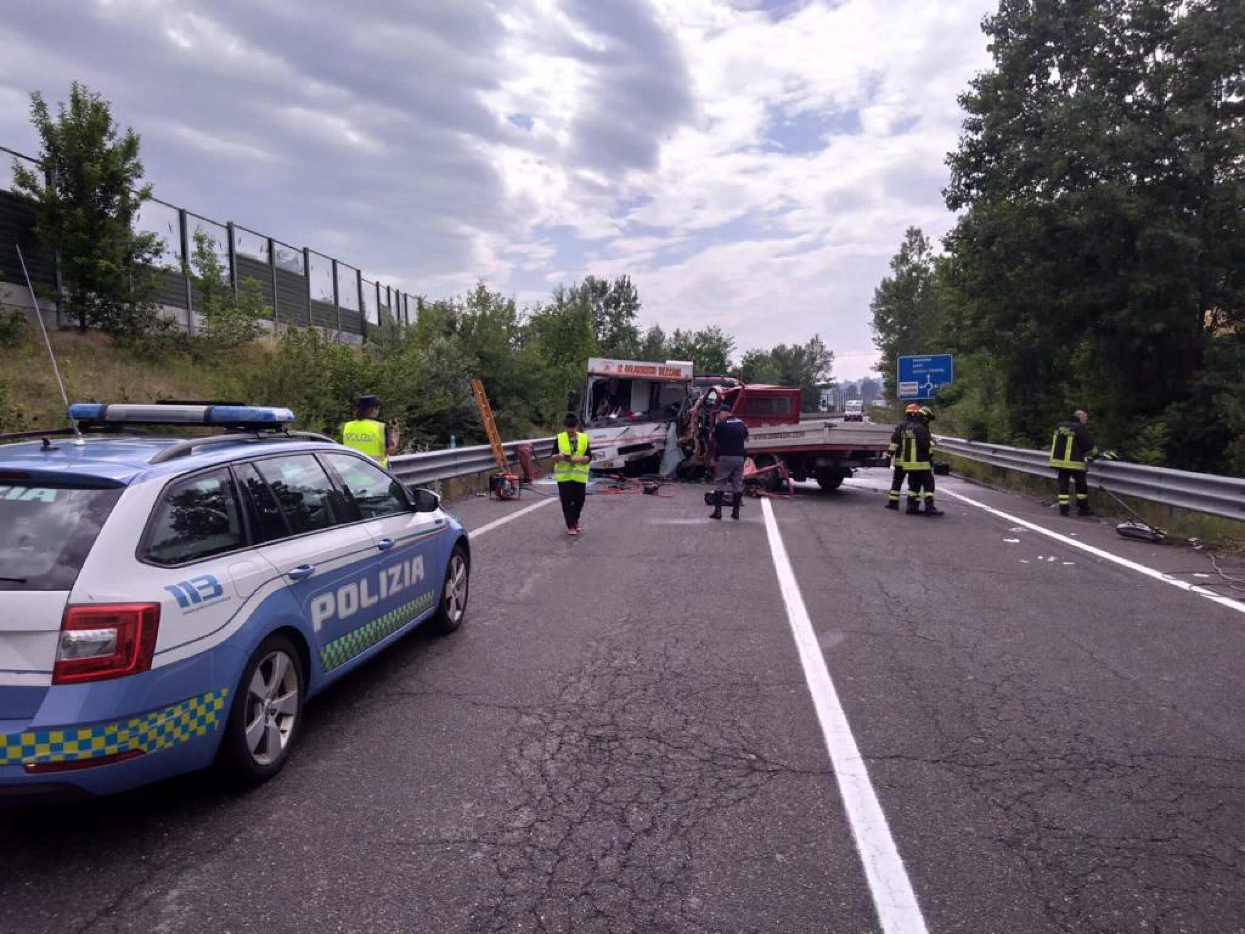 Ferrara Sud, incidente al km 3 della superstrada: camion finisce fuoristrada, traffico in tilt