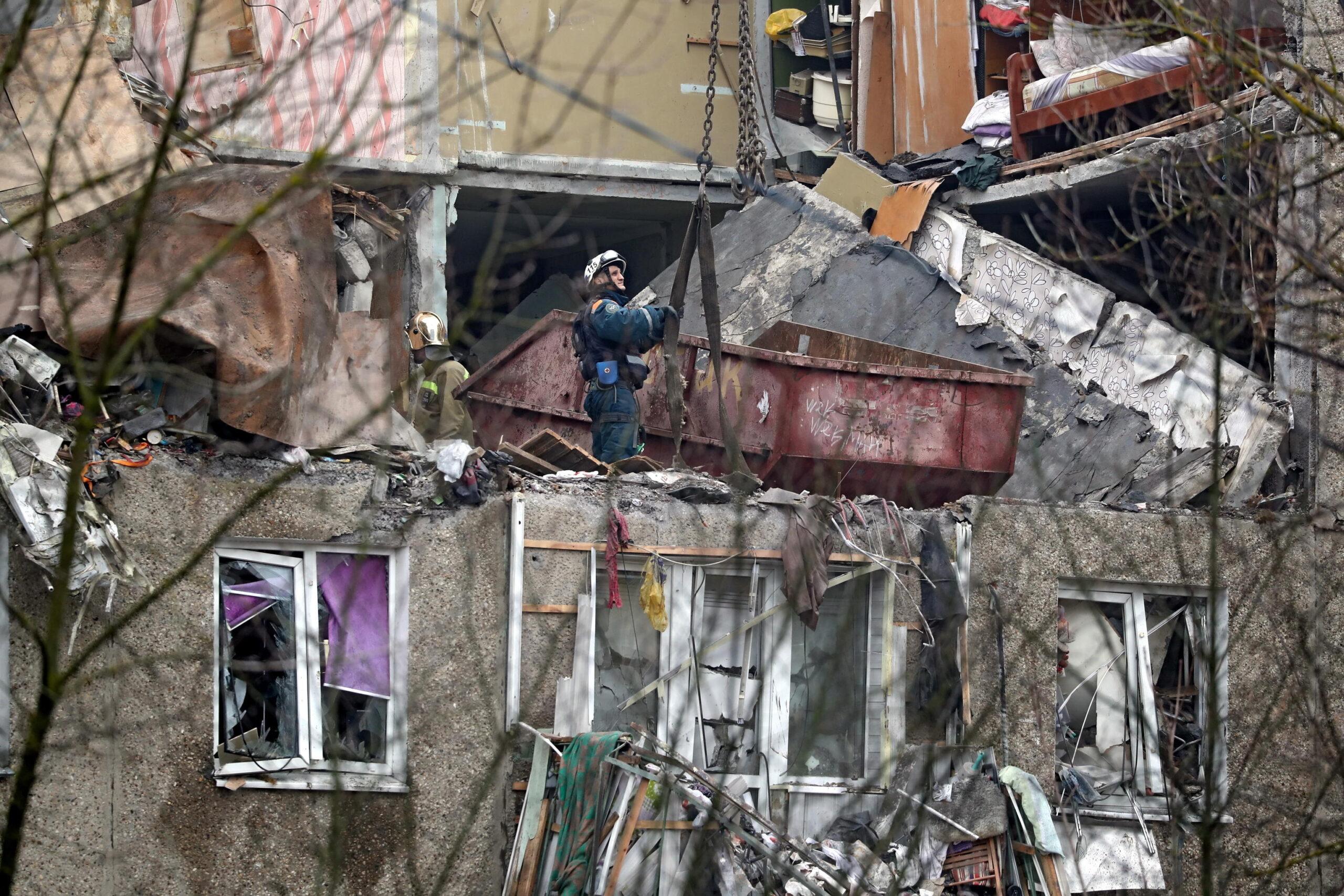 Imperia, un’esplosione sventra una palazzina: due feriti ed una persona intrappolata fra le macerie