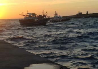 Lampedusa, nuovo sbarco nella notte, soccorsi 52 migranti: “Quattromila dollari per la traversata”