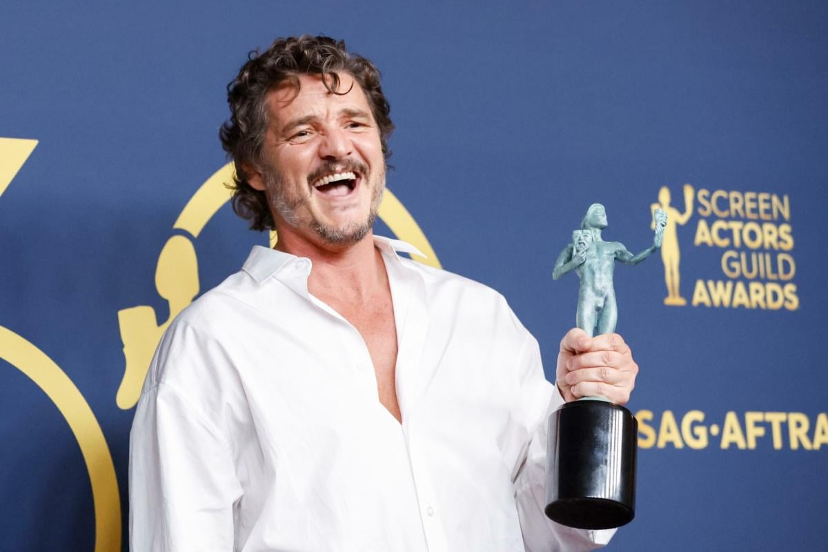 Pedro Pascal ai SAG Awards 2024: il discorso dell’attore “un po’ ubriaco” fa impazzire i social | VIDEO