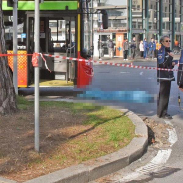 Milano, incidente lungo il cavalcavia del Ghisallo: uomo travolto da un bus, morto sul colpo