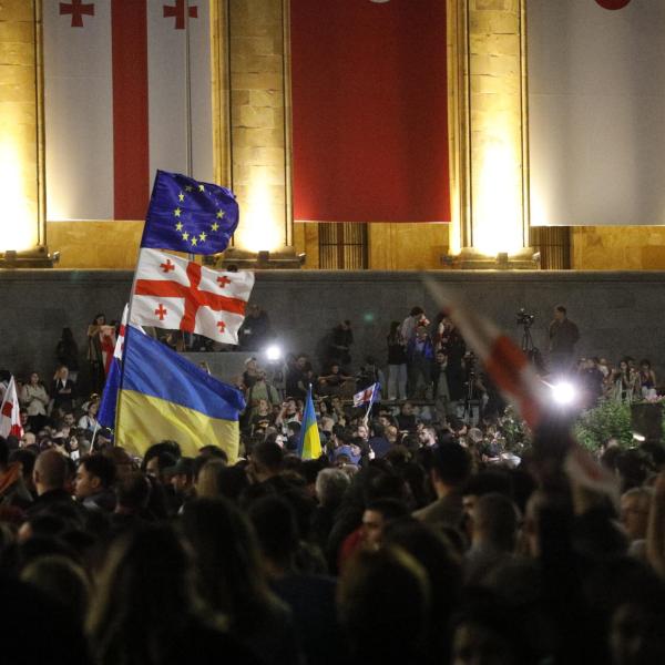 Georgia, entra in vigore la legge russa: il presidente del Parlamento firma il provvedimento. L’opposizione costituirà un fronte unico pro Ue | VIDEO