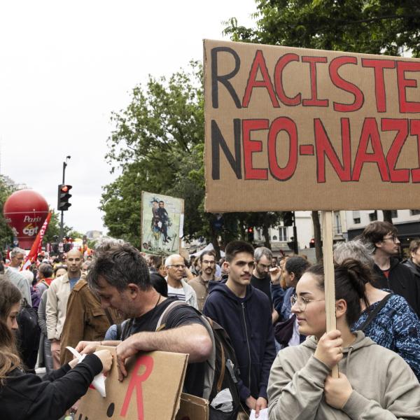 Francia, manifestazione antifascista a Lione: 15mila persone in piazza contro Rassemblement National | VIDEO