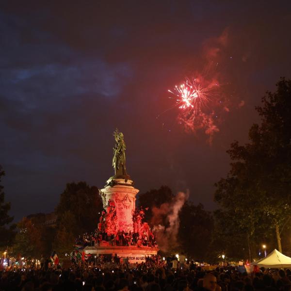 Elezioni in Francia 2024, proteste in Place de la Republique a Parigi: scontri tra manifestanti di estrema sinistra e forze dell’ordine | VIDEO