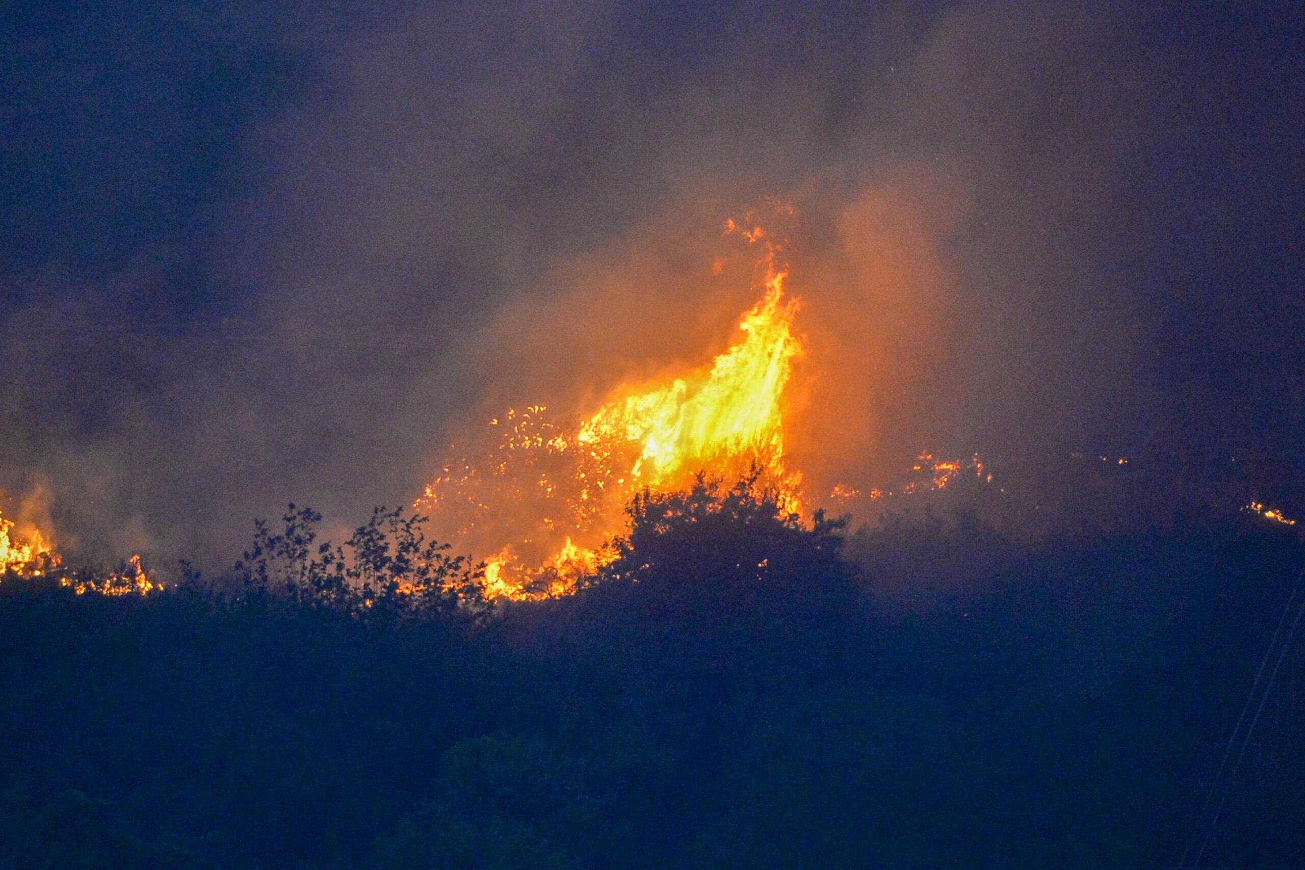 Messina, vasto incendio a Villafranca Tirrena del 19 ottobre 2023: fiamme alimentate dal vento, paura tra i residenti | FOTO e VIDEO