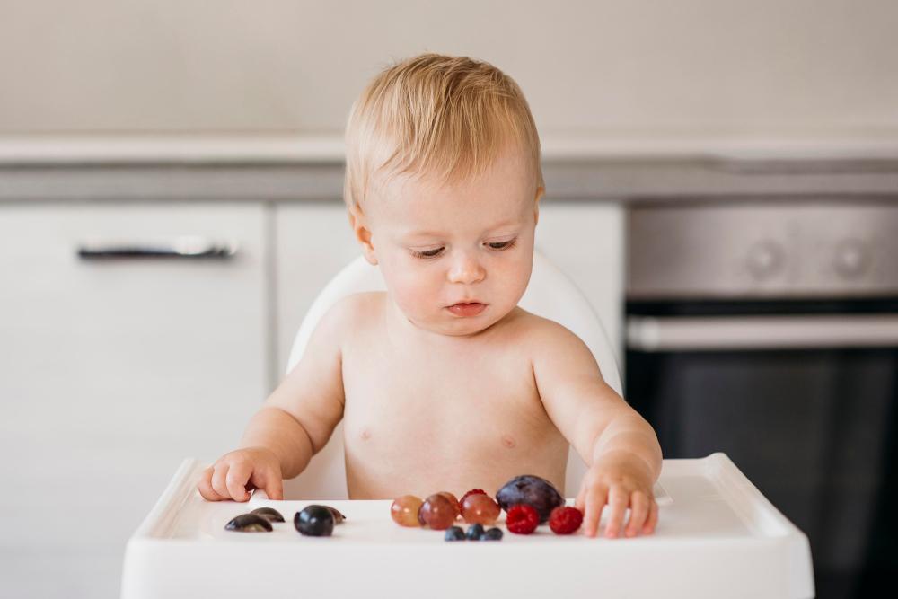 Quale frutta non dare ai neonati? Le regole dai 6 mesi