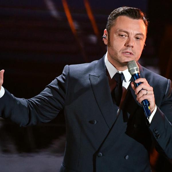 Tiziano Ferro ancora su Mara Maionchi: “Le voglio bene ma è stato traumatico. Mi sentirò grasso per sempre e inadeguato”