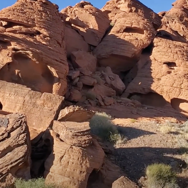 Turisti in Nevada distruggono rocce millenarie nel parco di Redstone Dunes Trail: rischiano 6 mesi di carcere | VIDEO