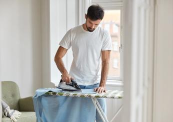 Come stirare una camicia senza pieghe e cosa usare per farlo bene