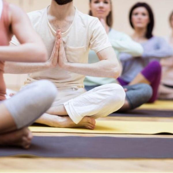 Lo yoga può prevenire la demenza nelle persone sopra i 55 anni, ecco in che modo