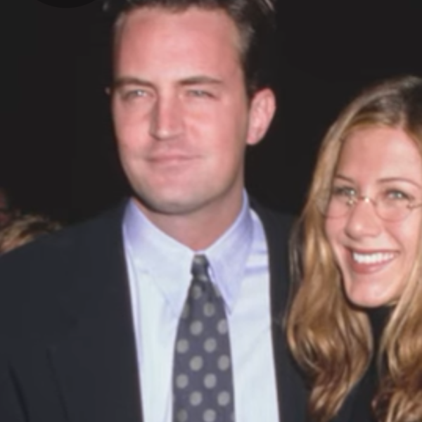 Matthew Perry e il toccante tributo di Jennifer Aniston a un anno dalla morte: la storia della loro amicizia