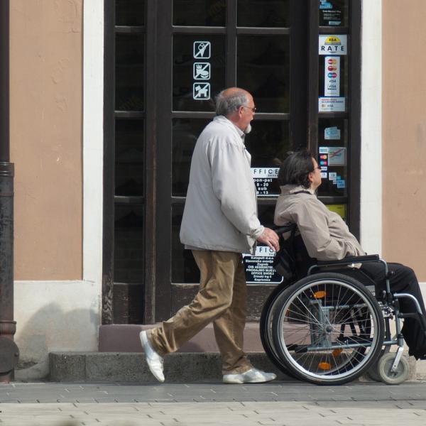 Pensioni: beato chi si prende cura dei disabili e anziani può richiedere un assegno di 1.500€ al mese grazie a una di queste tre misure. Ecco come