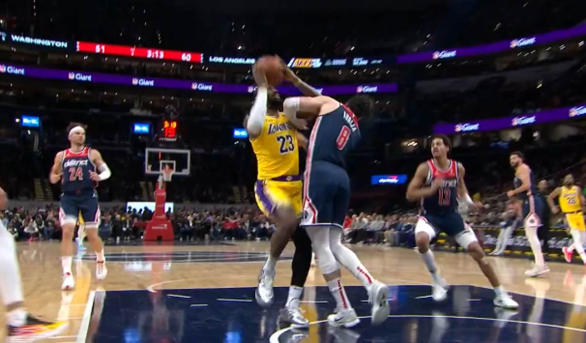 NBA, LeBron tira una gomitata ad Avdija e prende il flagrant foul | VIDEO