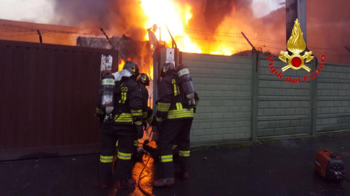 Incendio Porcari, l’avviso del sindaco: “Non aprire porte e finestr…