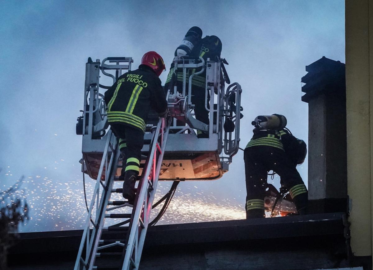 Incendio a Rivoli, fiamme in un’azienda di carne