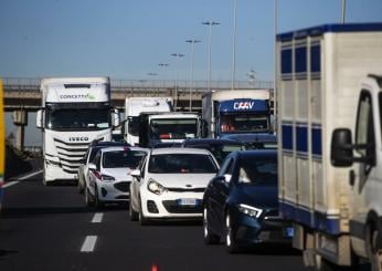 Roma, incidente sul GRA in mattinata: scontro tra auto e moto, un m…