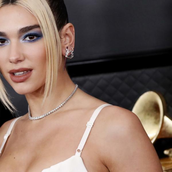 Dua Lipa, trucco blu sugli occhi diventa il make-up delle star: le foto da Taylor Swift a Rihanna