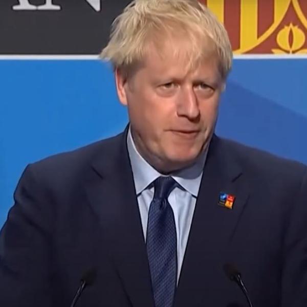 Johnson rivela la minaccia di Putin: “Era pronto a bombardare il Re…