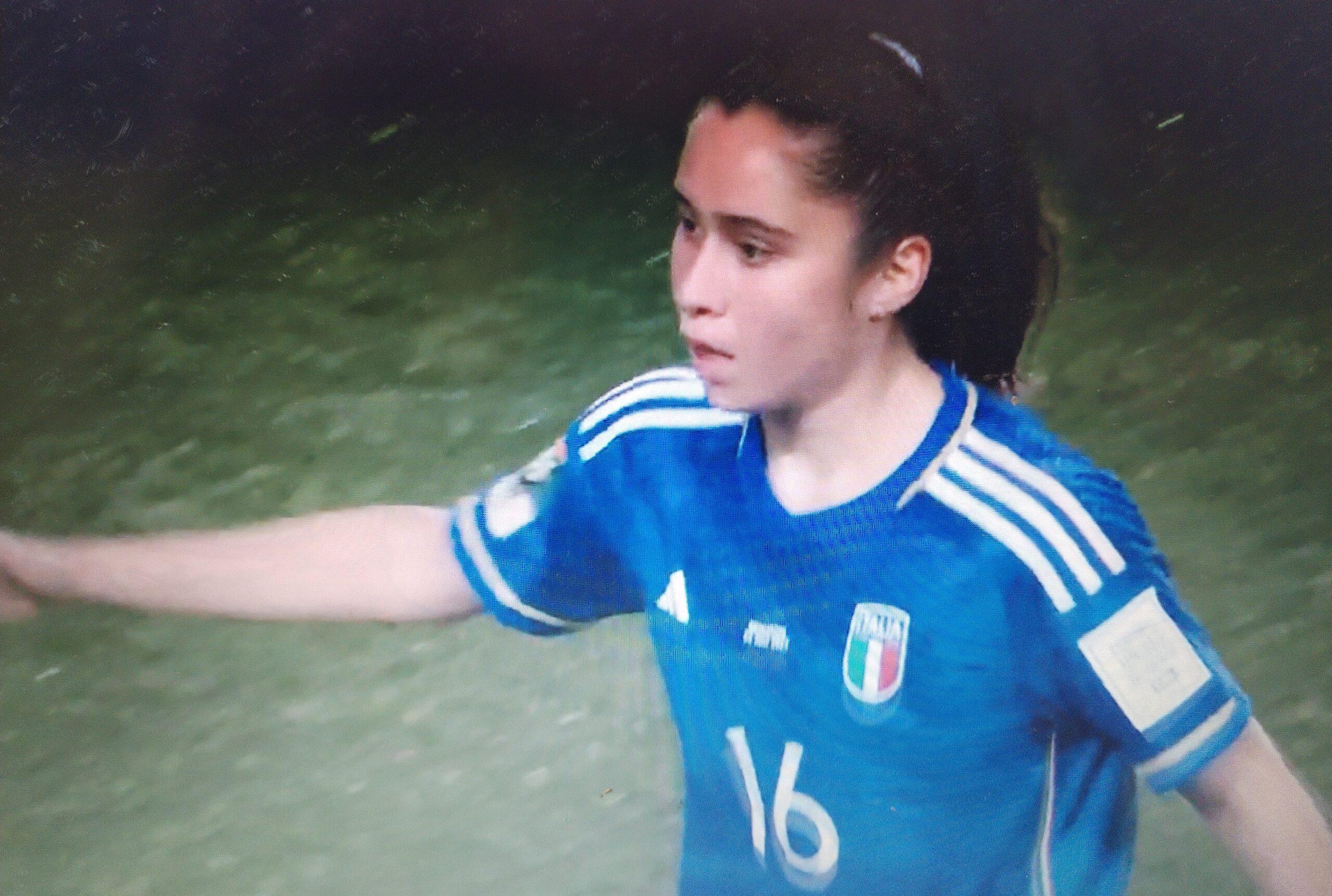 Chi è Giulia Dragoni, l’attaccante che ha debuttato giovanissima nella gara d’esordio dell’Italia al Mondiale di calcio femminile?