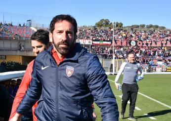 Cosenza, arriva l’esonero di Fabio Caserta. Il club: “L’allenatore sollevato dall’incarico”. Al suo posto Viali o Bisoli