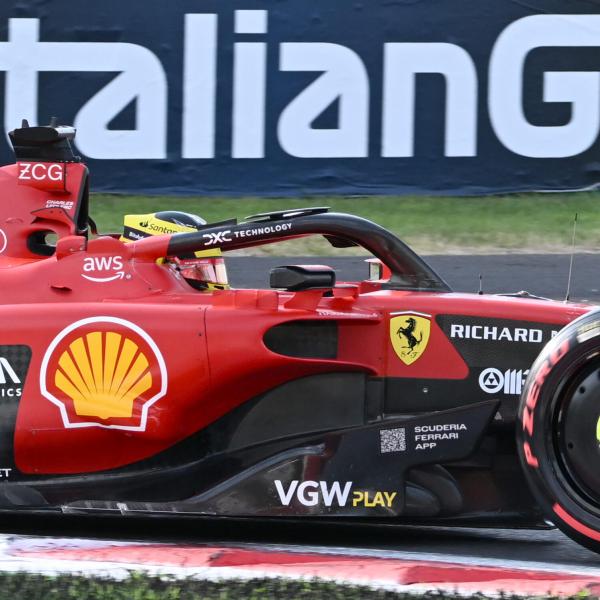 Formula 1, pole position strepitosa di Carlos Sainz a Monza. Verstappen 2º, Leclerc 3º