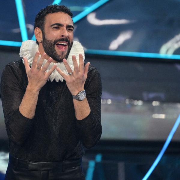 Marco Mengoni: nel monologo “finto” a Sanremo 2024 rende omaggio ad Anna Marchesini