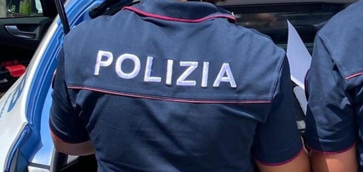 Roma, paura al centro commerciale: uomo urla di essere armato, ma h…