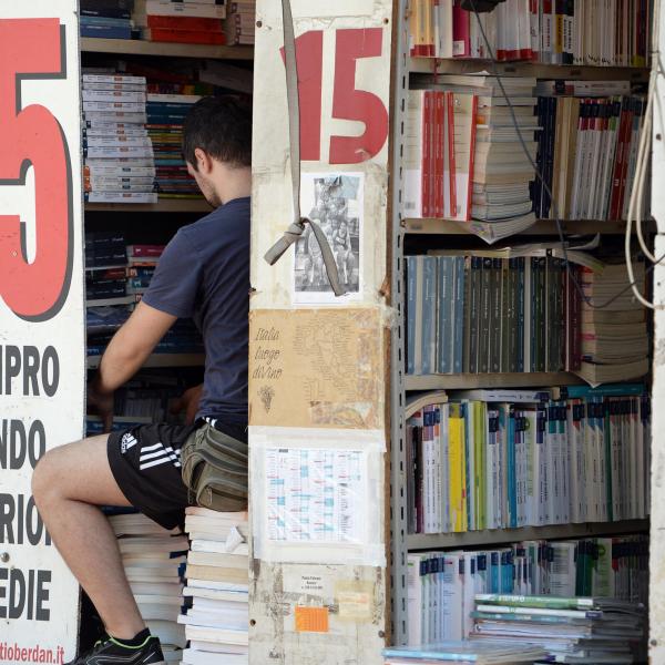 Rientro a scuola, scatta il ‘caro libri’: rincaro dell’8%. “Intervenga il governo”