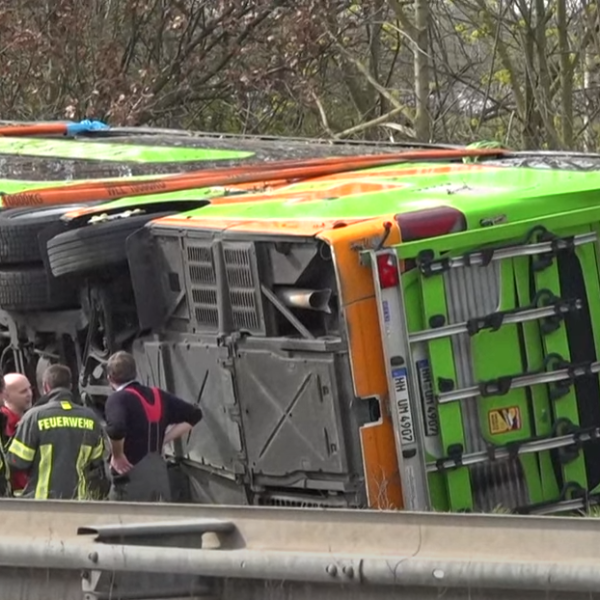 Germania, incidente sull’A9 vicino a Lipsia: Flixbus finisce fuori strada, morte cinque persone | FOTO