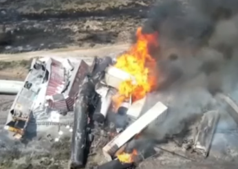 Usa, incidente ferroviario tra Arizona e New Mexico: treno merci deraglia e prende fuoco, non ci sono feriti | VIDEO