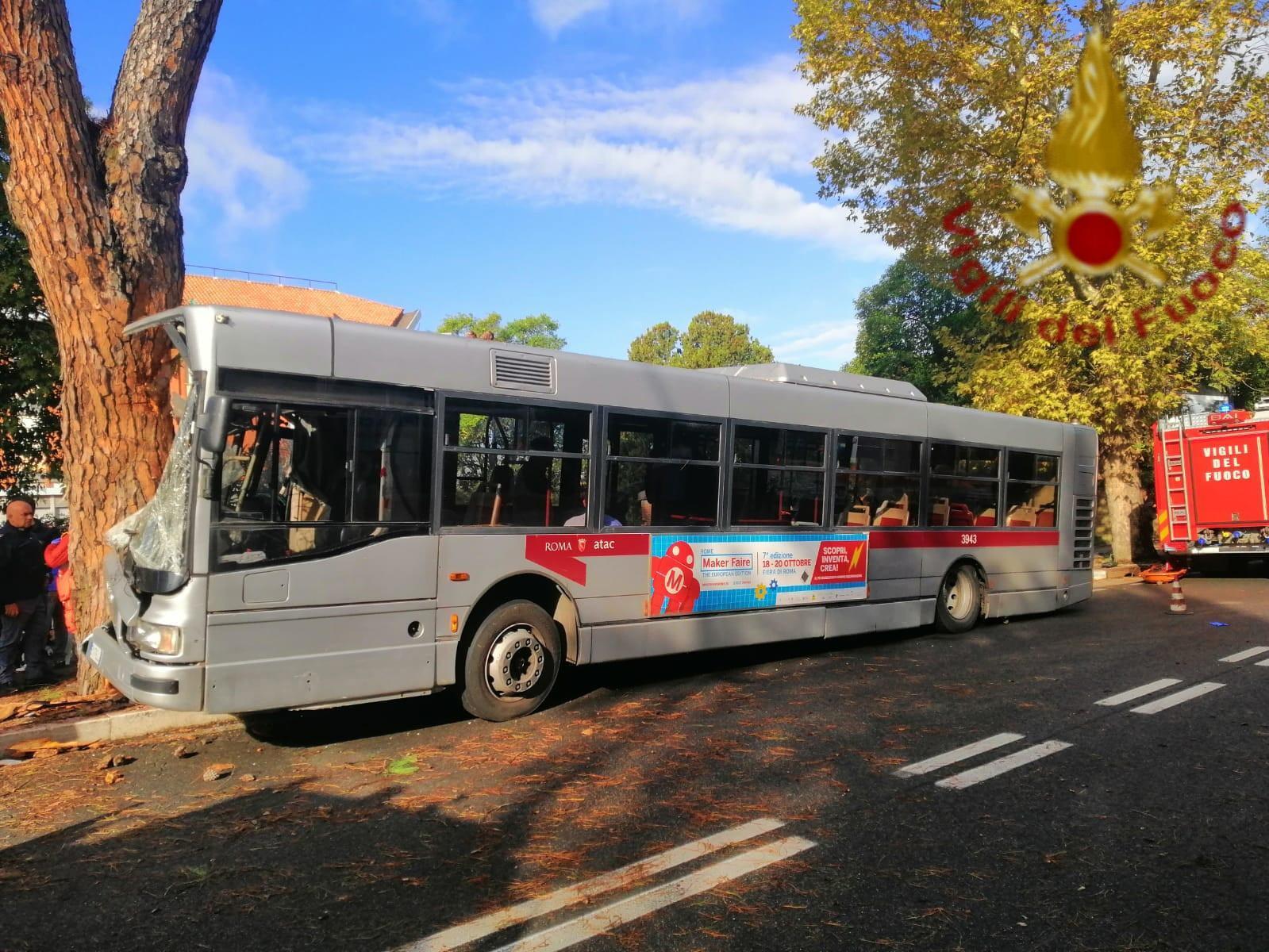 Napoli, incidente a Villaricca autobus si schianta contro gli alberi