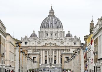 Uomo nudo sull’altare di San Pietro contro la guerra in Ucraina