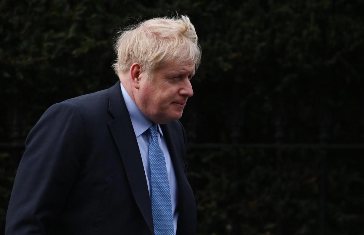 Partygate, bufera su Johnson: l’ex premier si dimette da deputato