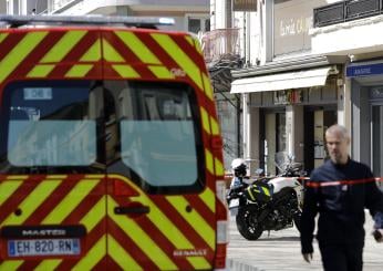 Francia, donna ebrea pugnalata in casa sua a Lione: l’aggressore ha inciso una svastica sulla porta