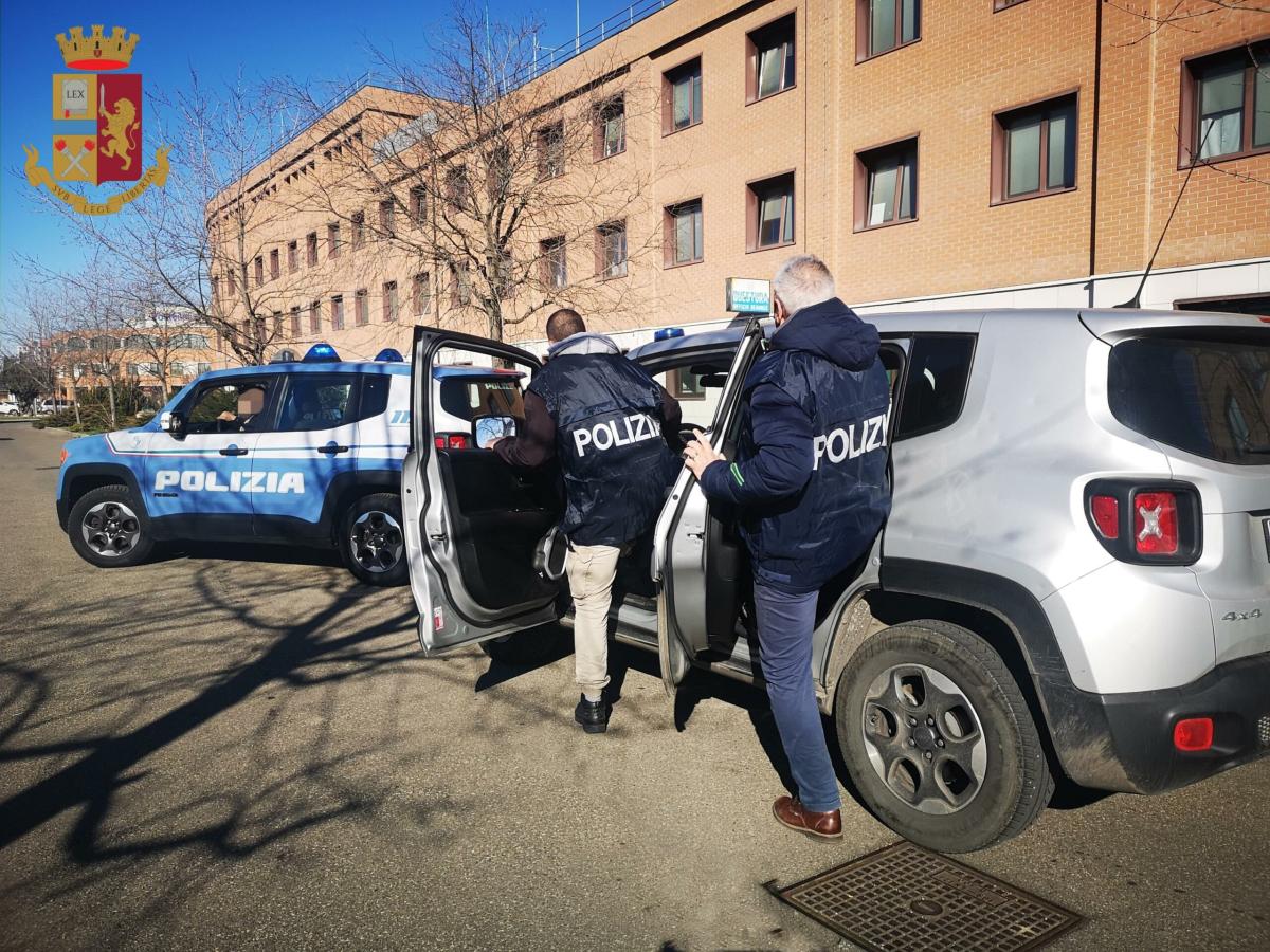 Bologna, violenze e maltrattamenti nei confronti della moglie e dell’ex: due uomini fermati