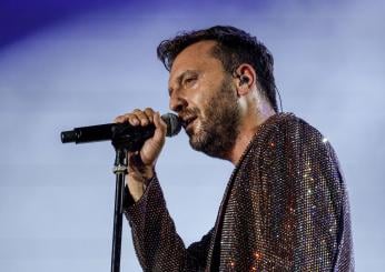 Bologna, Cesare Cremonini celebra la qualificazione europea suonando l’inno della Champions League al pianoforte | VIDEO