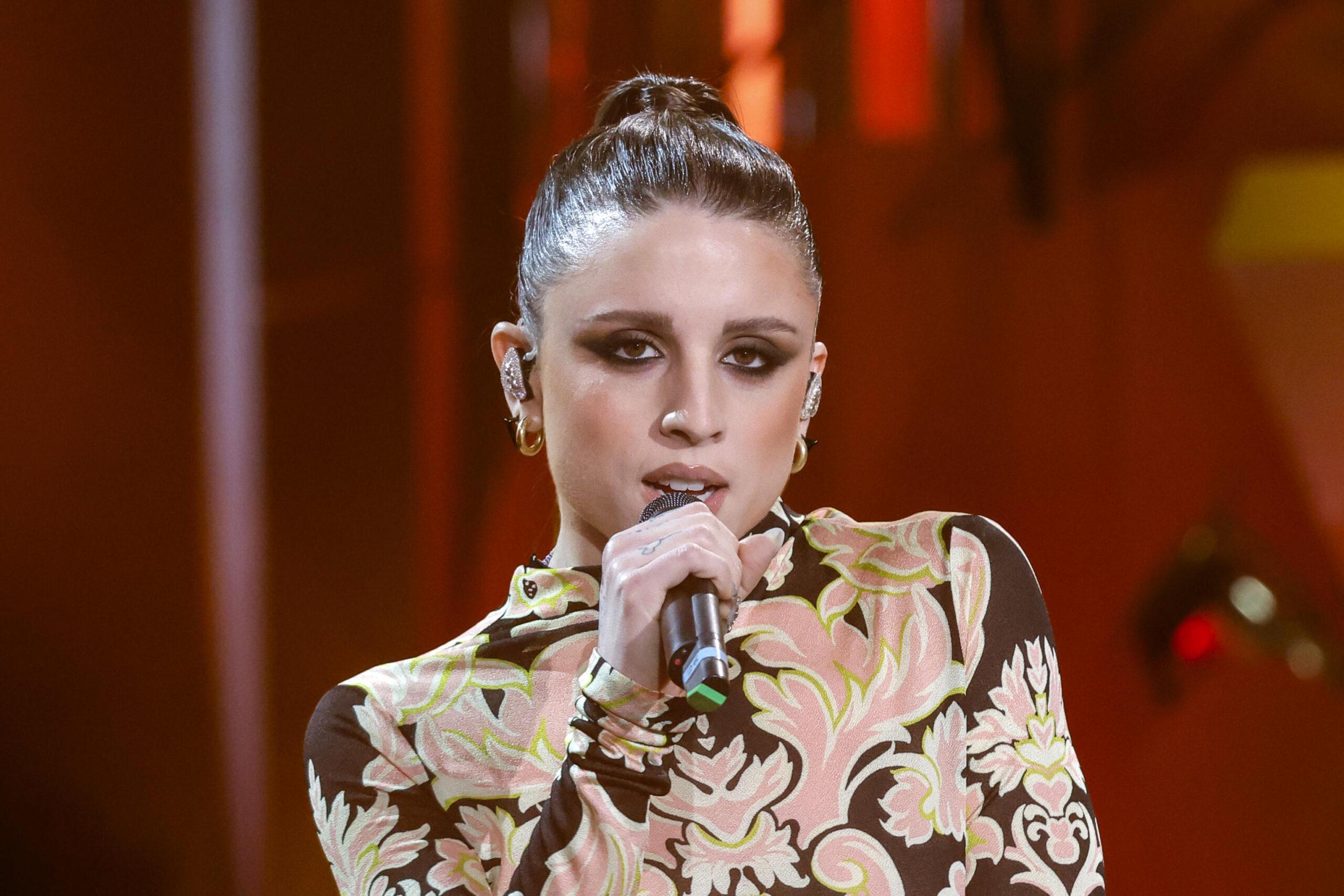 Angelina Mango canta Melodrama alla finale di Amici: il testo ufficiale | VIDEO