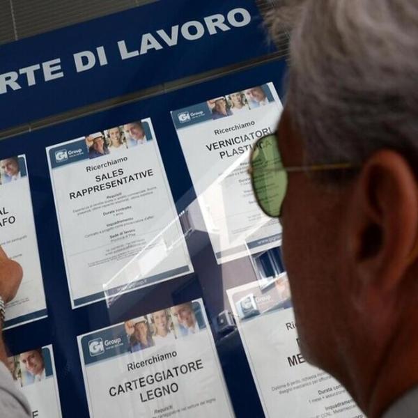 Offerte di lavoro estate 2024, posti disponibili per assunzioni di assistenti bagnanti, cuochi, pizzaioli e comparse