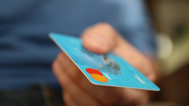 Aumentano i costi delle carte di credito: ecco cosa sapere per scegliere l’opzione migliore