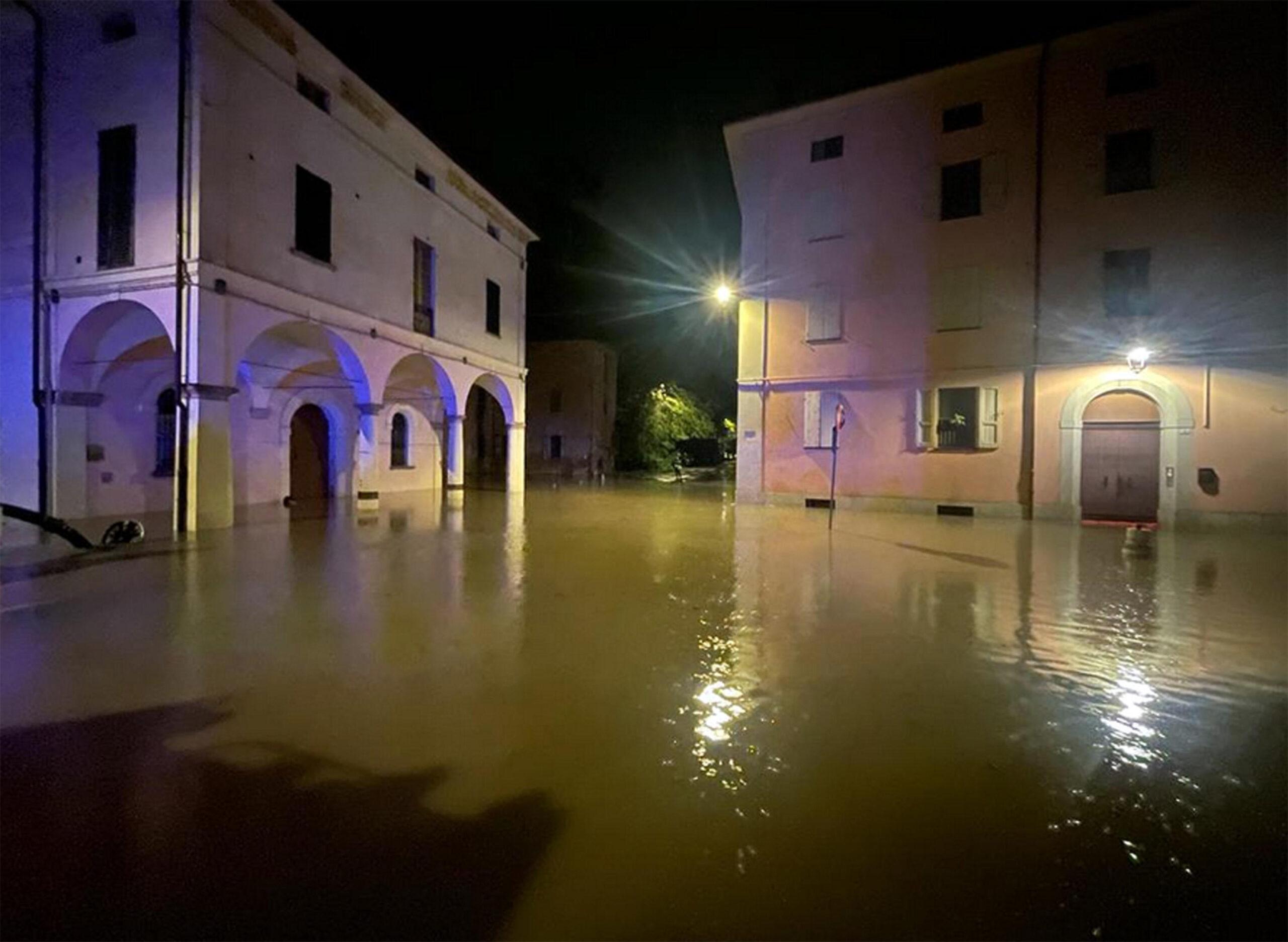 Faenza allagata a causa del maltempo. Il sindaco: “Centinaia di persone evacuate”