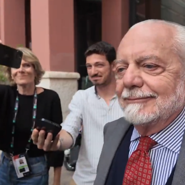 Napoli, il presidente De Laurentiis si fa un selfie con un tifoso juventino. E su Conte e Gasperini… | VIDEO