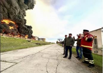 Mentre pulisce il terreno, appicca un incendio e muore. La vittima è un uomo di 71 anni