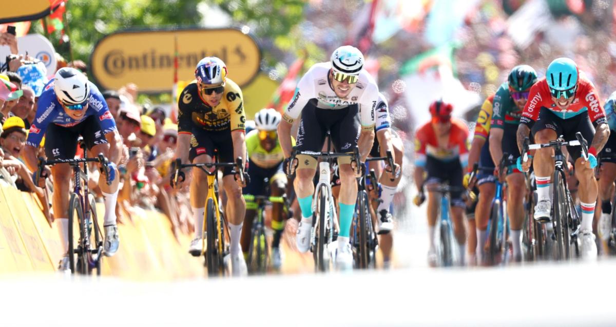 Tour de France, chiodi e puntine sulla strada: forate alcune gomme….